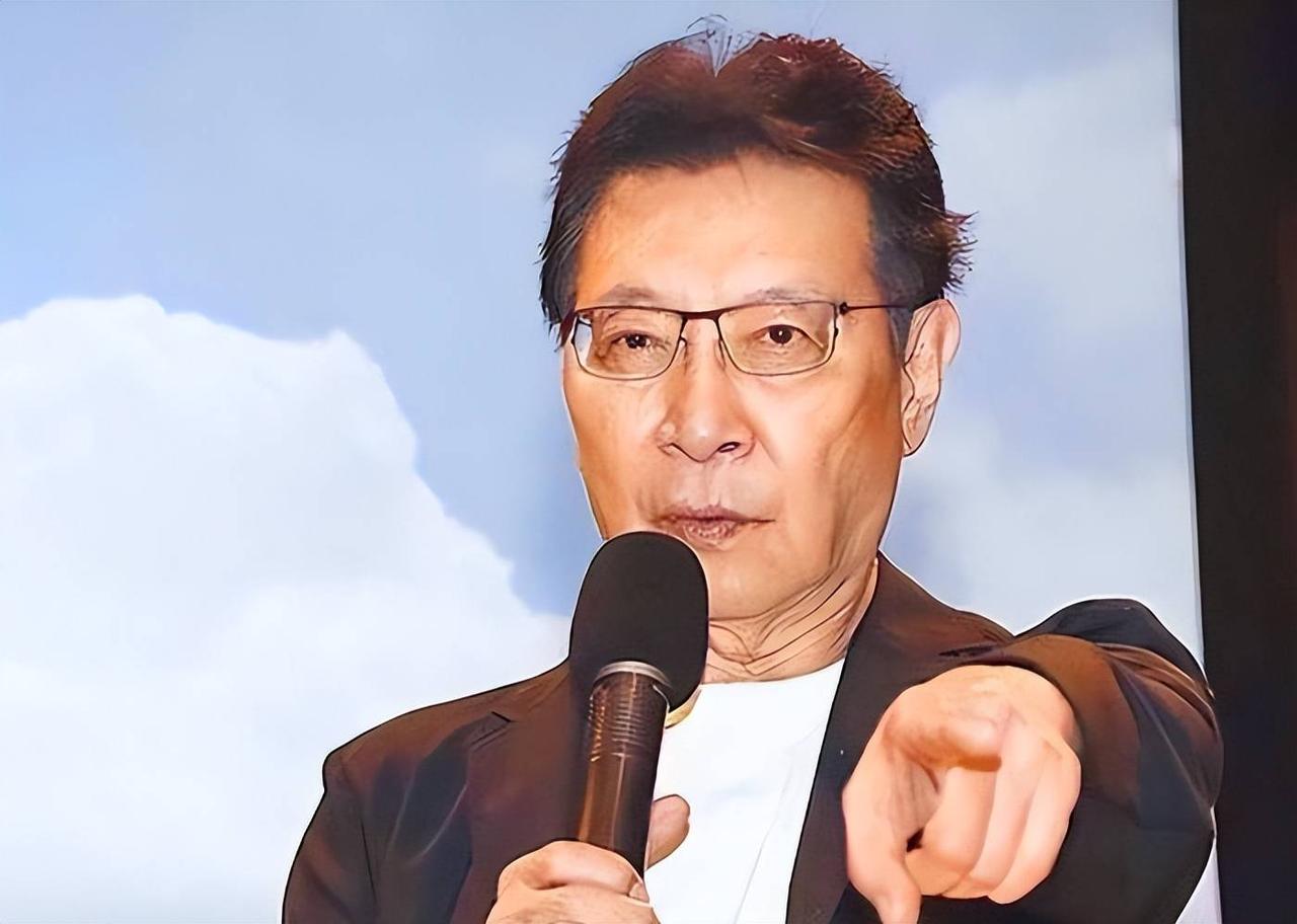 建议郑丽文开除赵少康的国民党党籍，不要手软，坚决清除。赵少康留在国民党，毫无加分