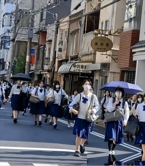 一个在日本的华人曾经说了一句意味深长的话，他的大概意思是，如今中国如果和日本开战