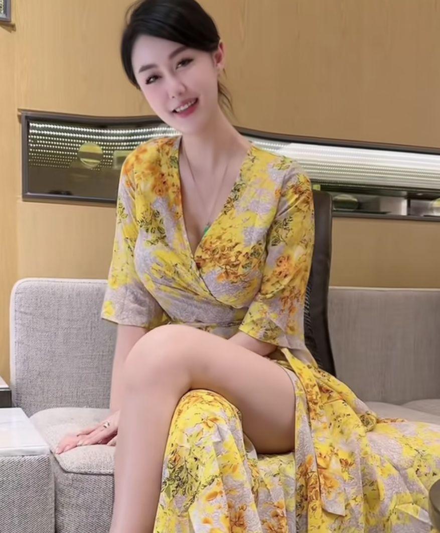 普通女人一个月最低消费1、一日三餐:1000元2、漂亮衣服:800元