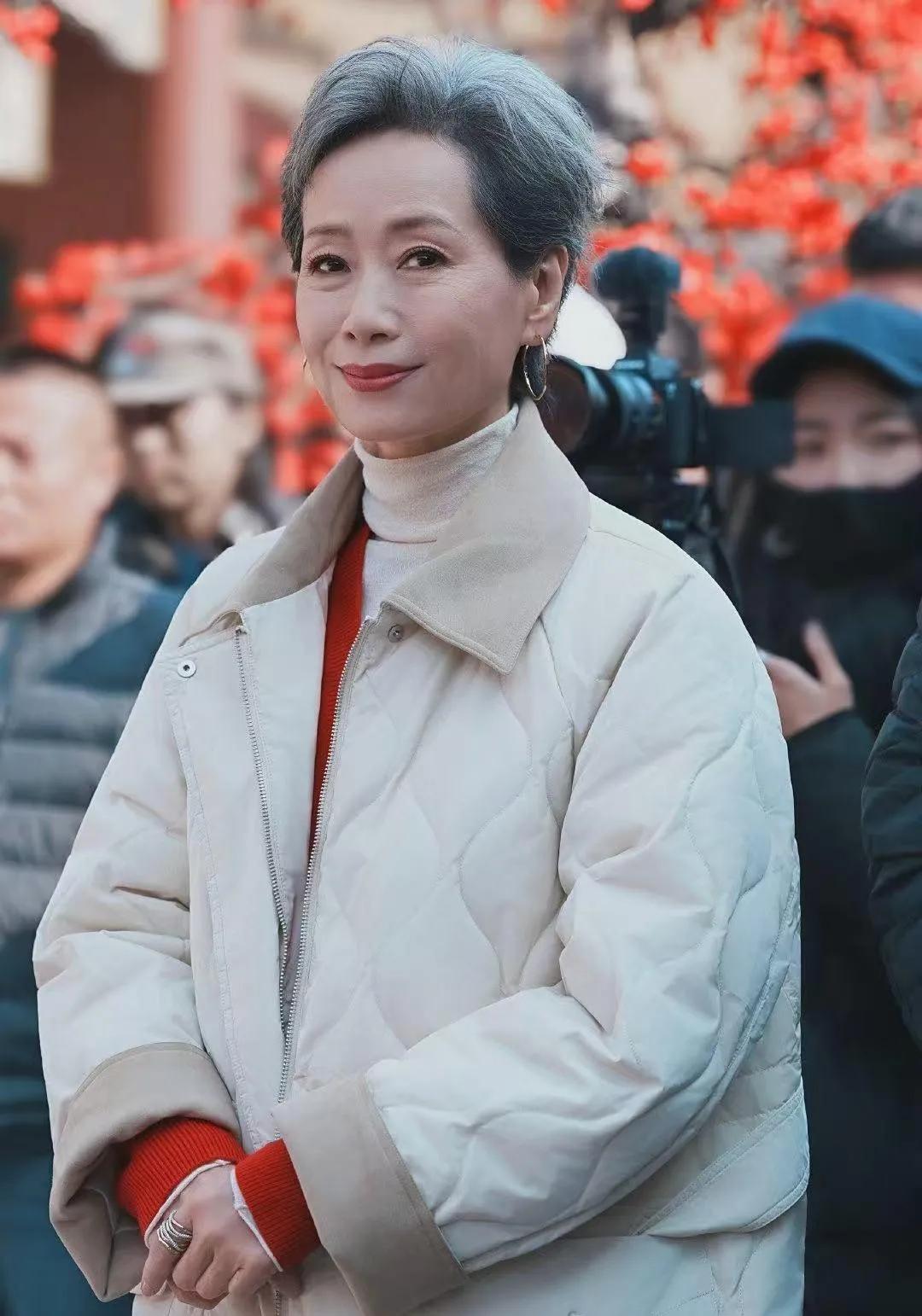 ❤️谁说老去就意味着告别时尚？叶童用一身温柔又有力量的穿搭告诉我们，每个年龄