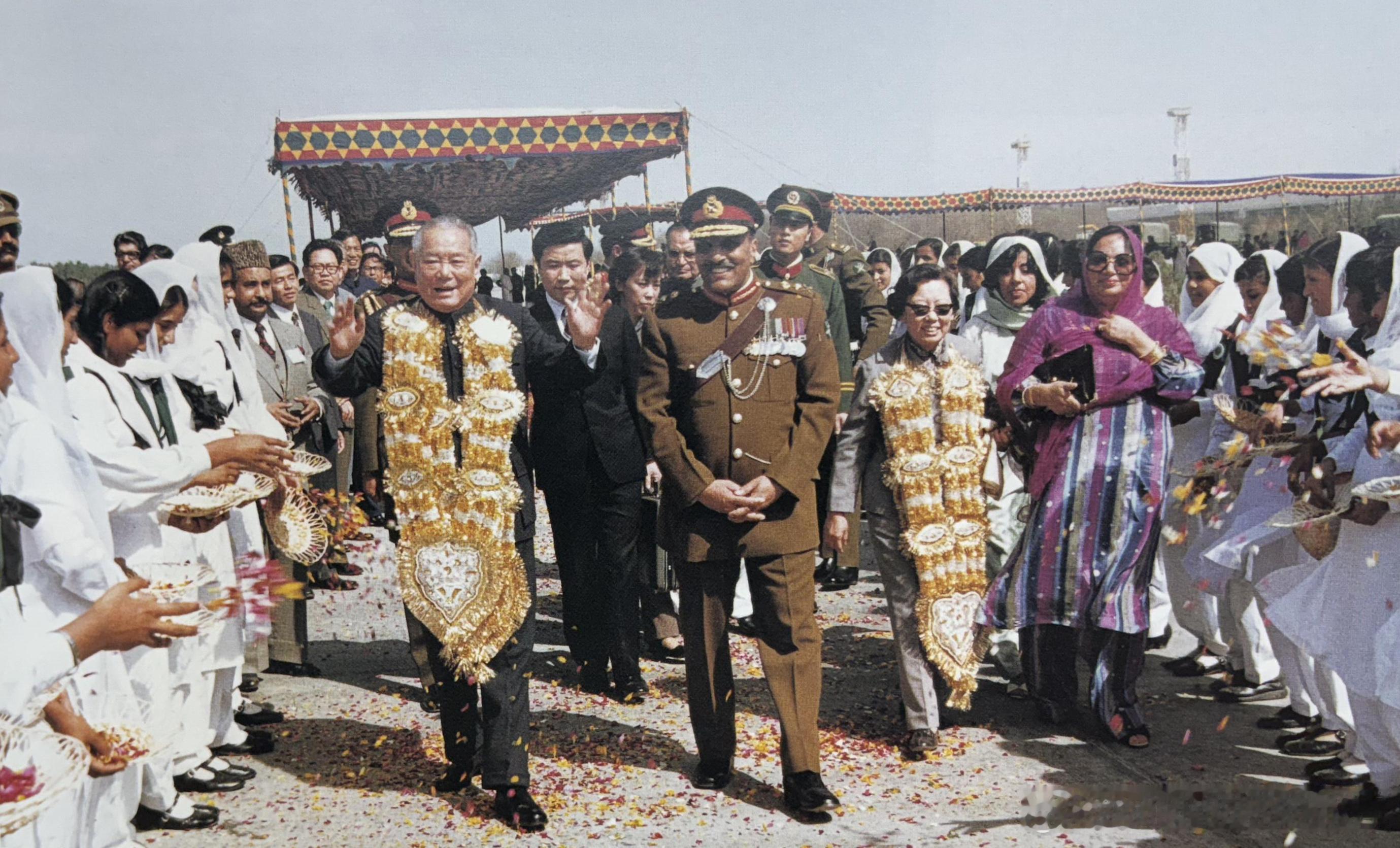 1984年3月国家主席李先念访问巴基斯坦，巴基斯坦群众以传统仪式对他表示欢迎历史