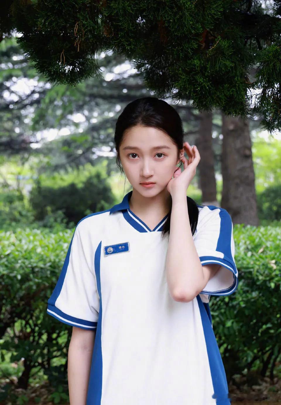 现在穿校服的关晓彤，《左耳》时期穿校服的关晓彤，两个时期相差好几年，关晓彤却毫无