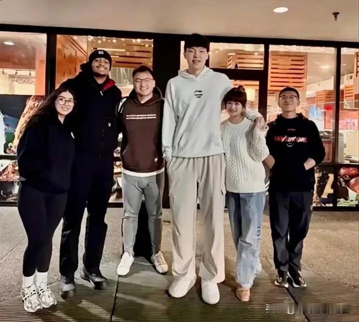 开拓者新秀杨瀚森和女友真是天作之合！据悉，在昨天开拓者客场不敌马刺的赛后，杨瀚森