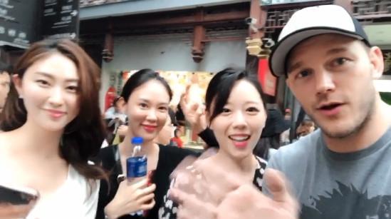 太意外了！上海，4个韩国女子来旅游，逛了外滩，看了东方明珠塔，晚上来到一家餐厅吃