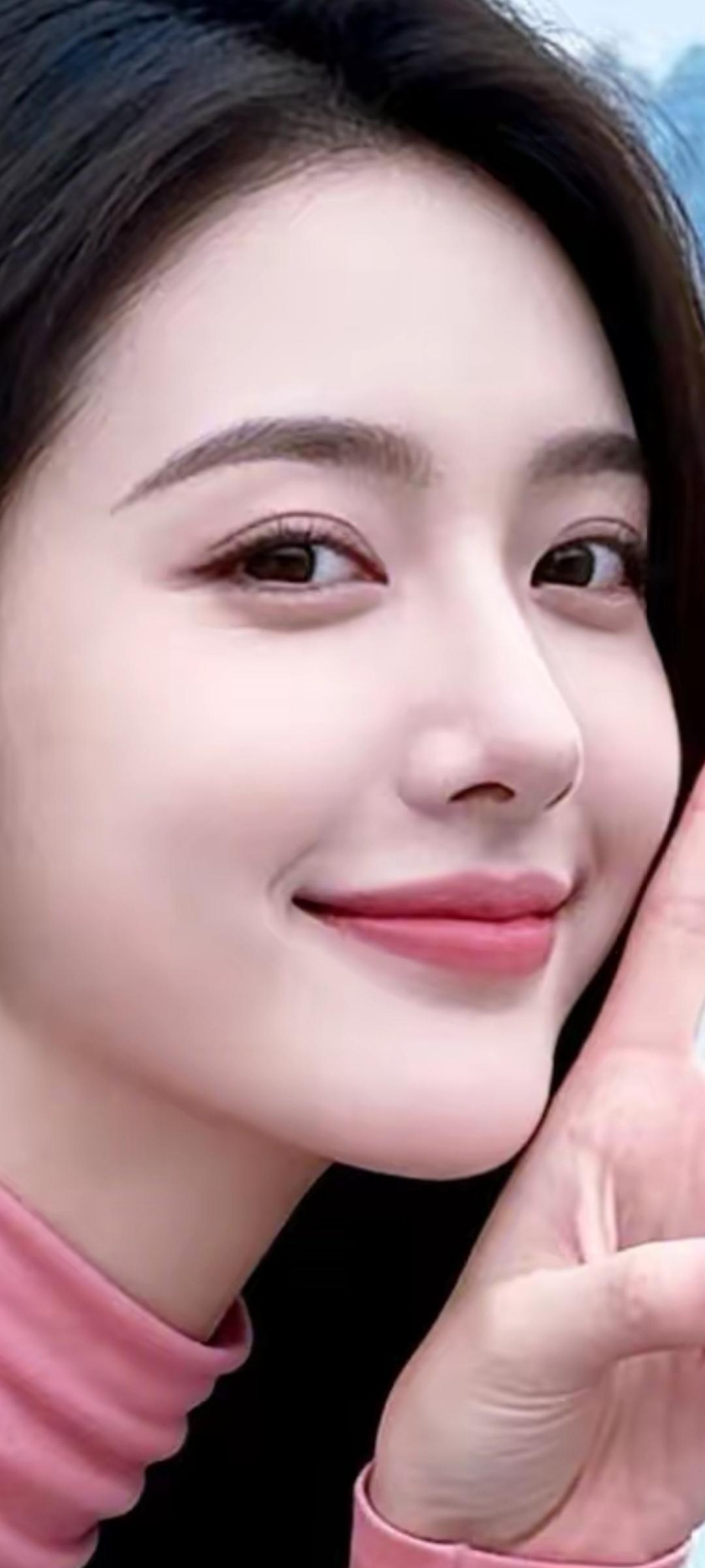 温柔甜美的微笑，粉色的上衣，少女心满满！😊✨