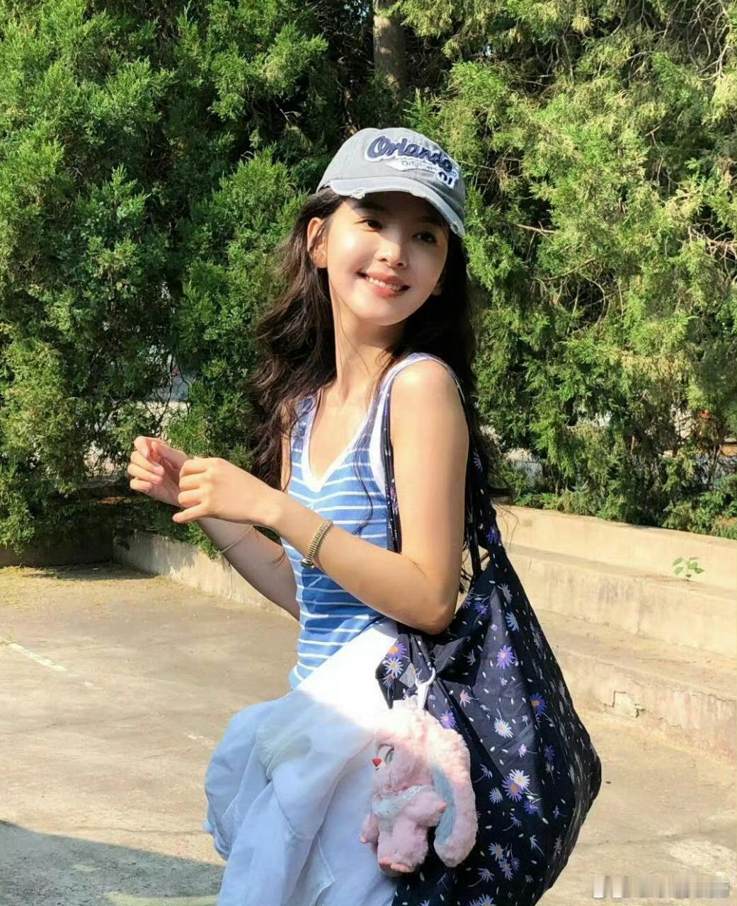 章若楠好像知道自己很可爱 她的日常随拍也太戳人了吧！一身蓝色系穿搭清爽得像夏日凉