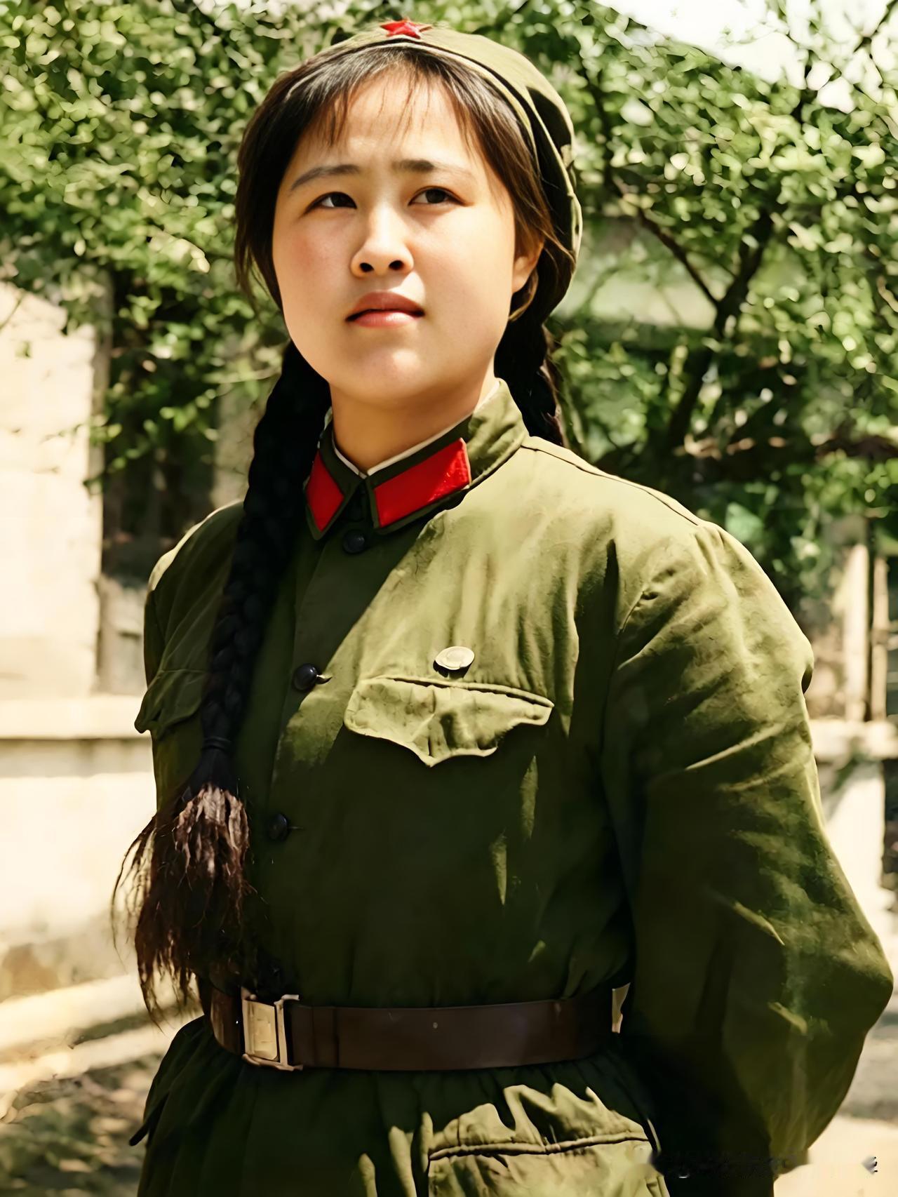 解放军女兵请教一下大家，这是真实的解放军女兵还是假冒的？是哪一年的兵？牢记历史