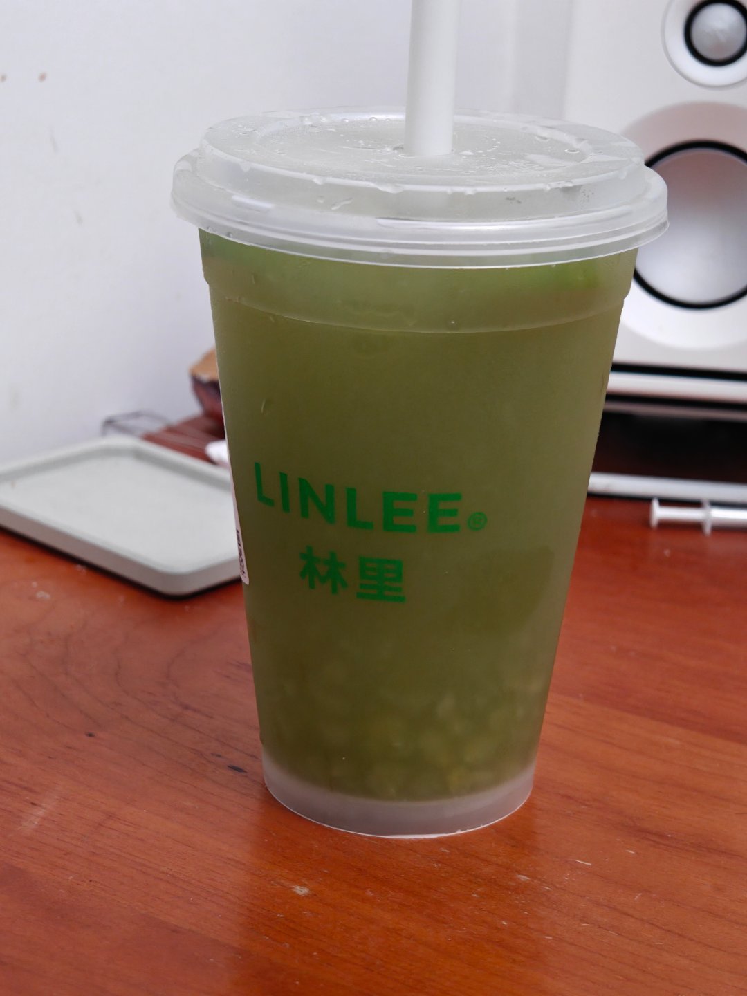 隔壁打台风，不少人门窗都飞了。我这热的要命