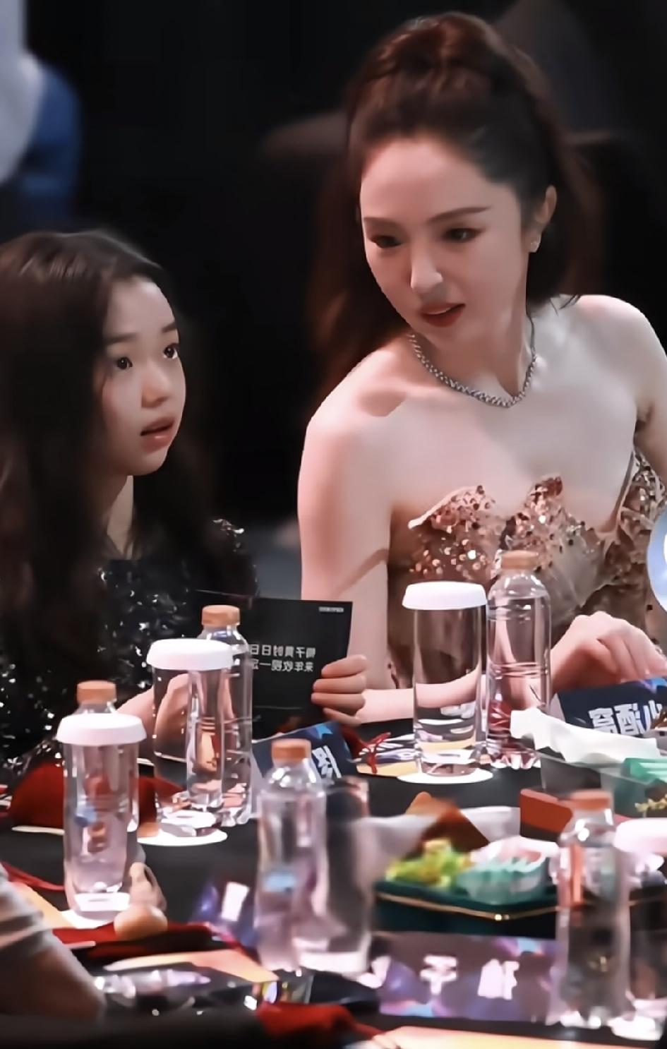 这几天，我感觉到了内娱果然不一样。而董璇还敢去哪里，都带着女儿出风采，很明显，