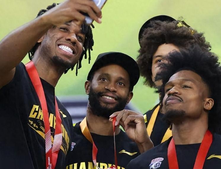 上海男篮若想拿双冠，第四外援真的不能换本赛季CBA常规赛第一阶段结束后，上海