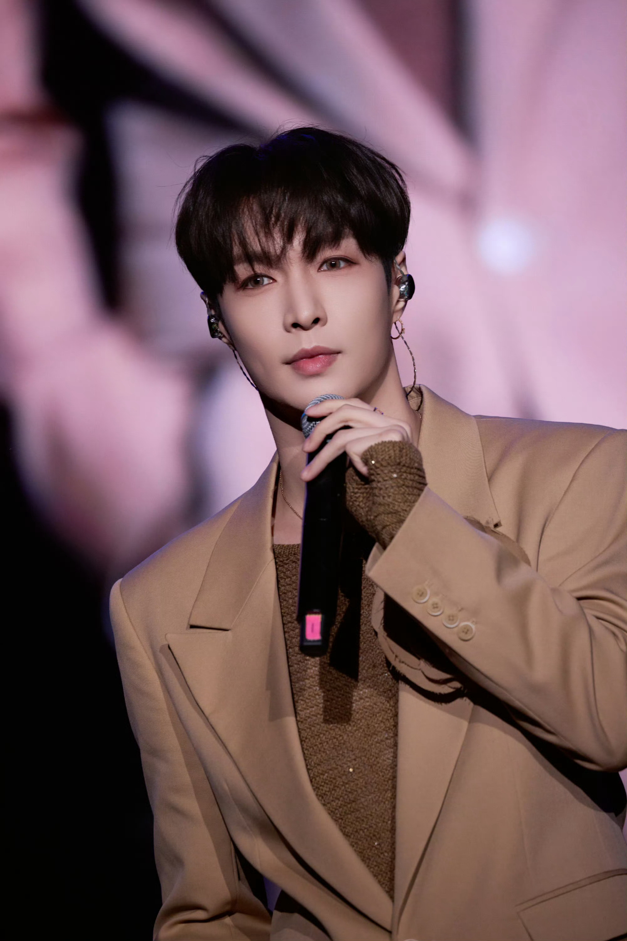 张艺兴脖子上戴着贝壳儿花诶把这套再出一组图吧特别是唱歌的时候太好看了