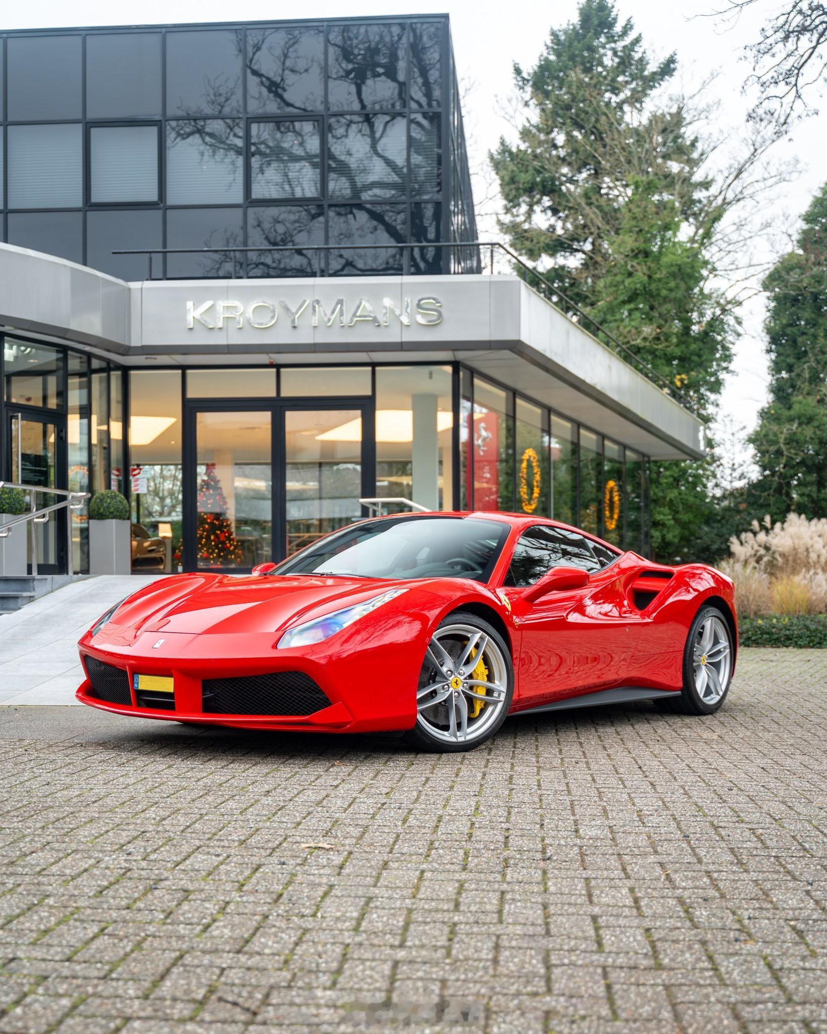 法拉利488GTB法拉利红外观搭配黑色真皮内饰，行驶里程仅14500公里配备碳