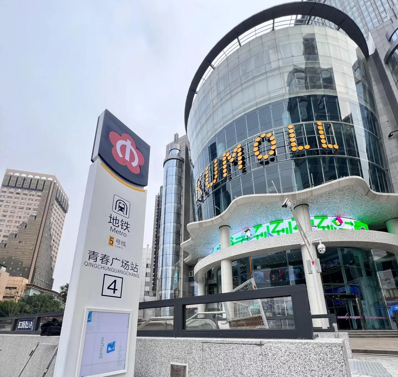 听说南京地铁5号线，7月底开通。路过山西路，工人已经将5号线的