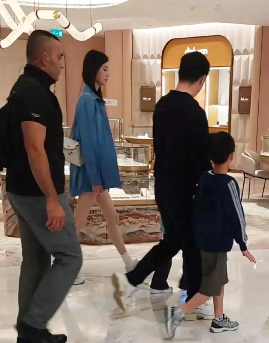 奚梦瑶如今真的有点夫唱妇随的味道，以前都不爱运动的，如今何猷君去看澳门NAB，奚