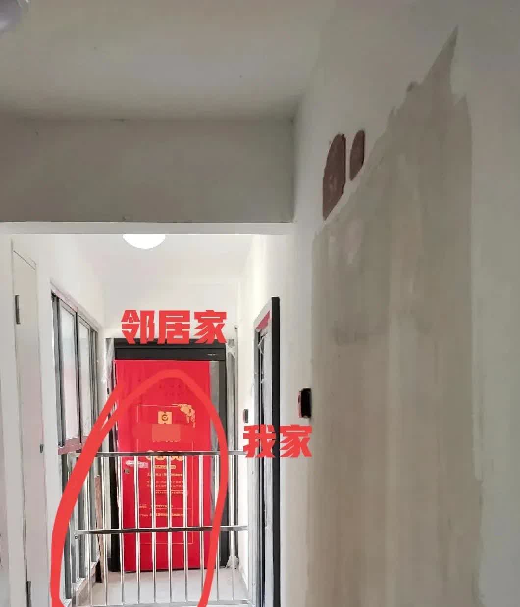 山东，一名女子的邻居在家门前三米远的距离装了个铁栅栏，把公共走廊给圈起来了一部分