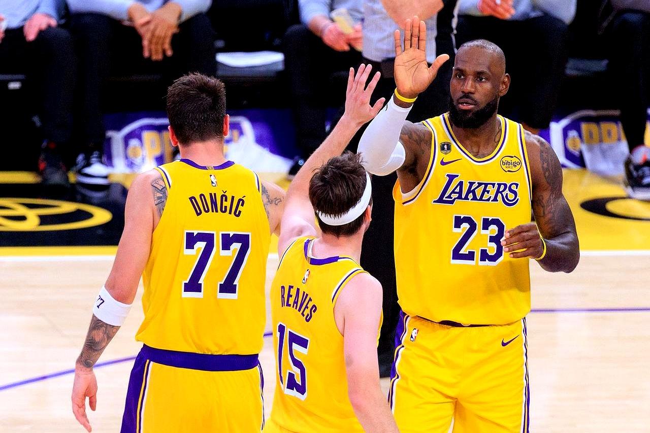 这场球，硬生生把湖人推成了“首发秀场”。NBA单场首发得分榜上：1983掘金/