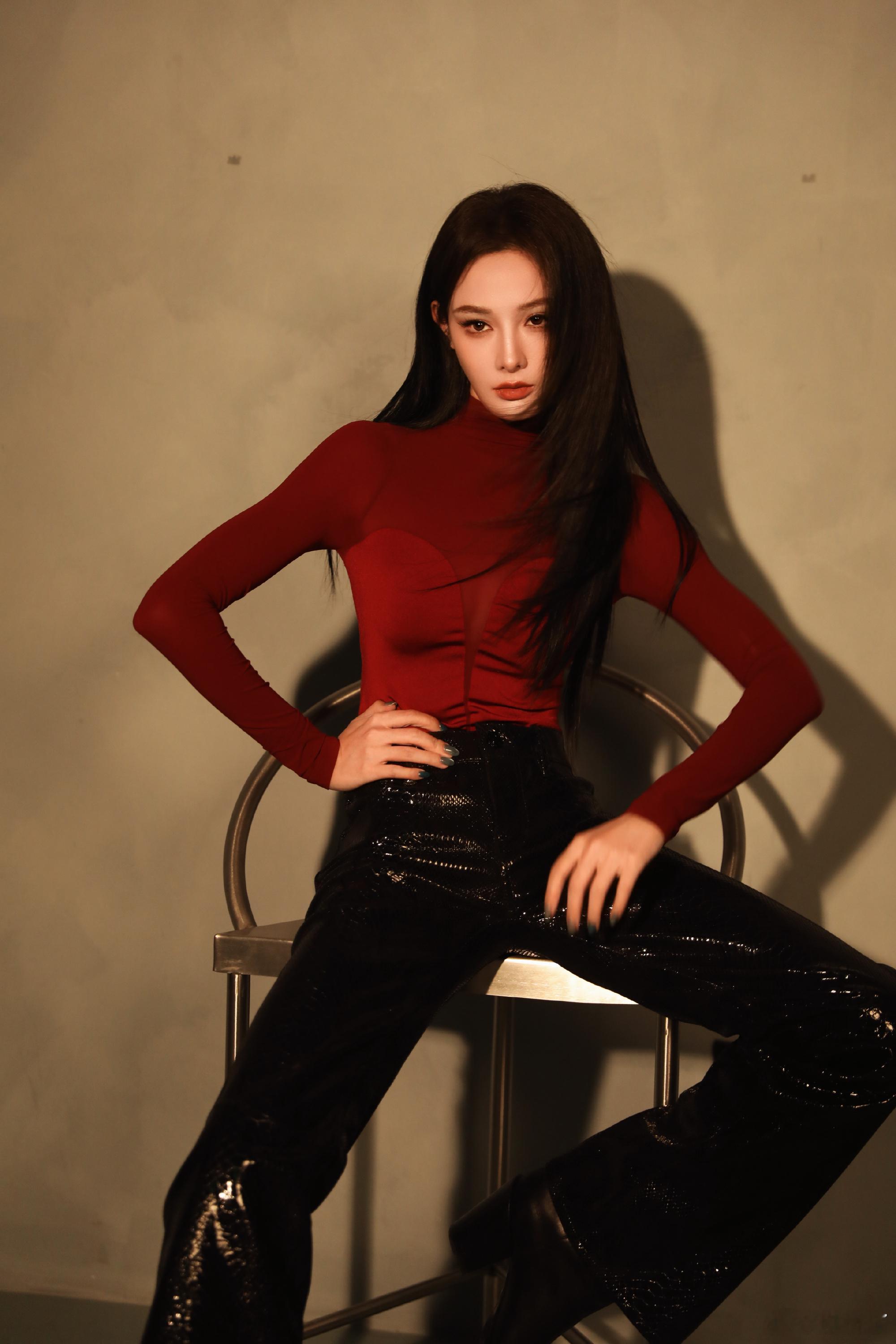 反复被彭小苒颜值暴击，盈盈一握的腰肢，明媚大气的长相，笔直修长的双腿，这腰这腿这