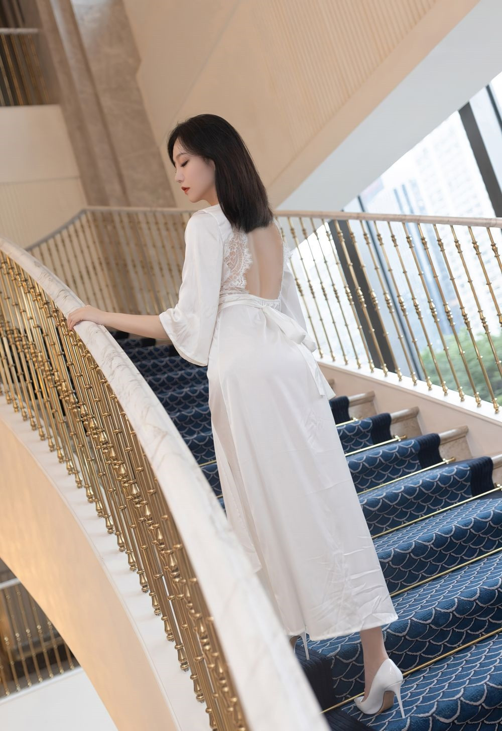 美女穿性感简约白色连衣长裙搭配原色丝袜，柔美身段一览无余，高冷气质让人心神俱醉