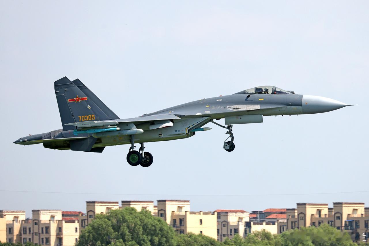 原生的歼-11BG，也就是总装出厂就是BG状态的歼-11B，看上去就很新。升级和