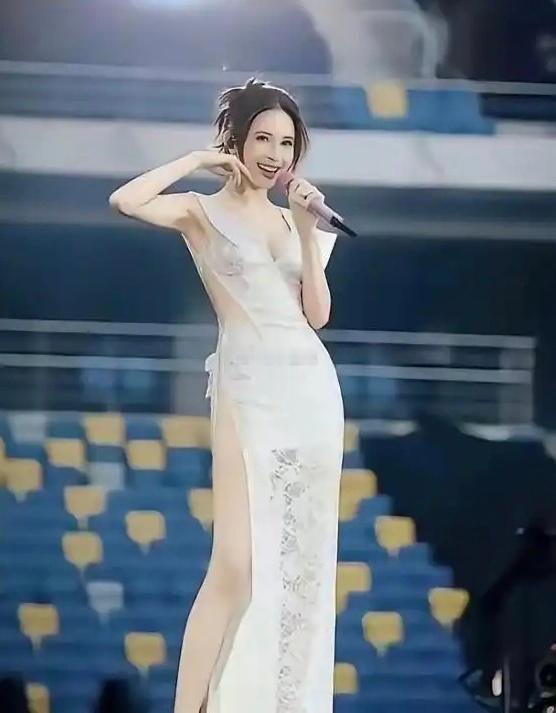 放眼整个娱乐圈，莫文蔚的腿都是排得上号的