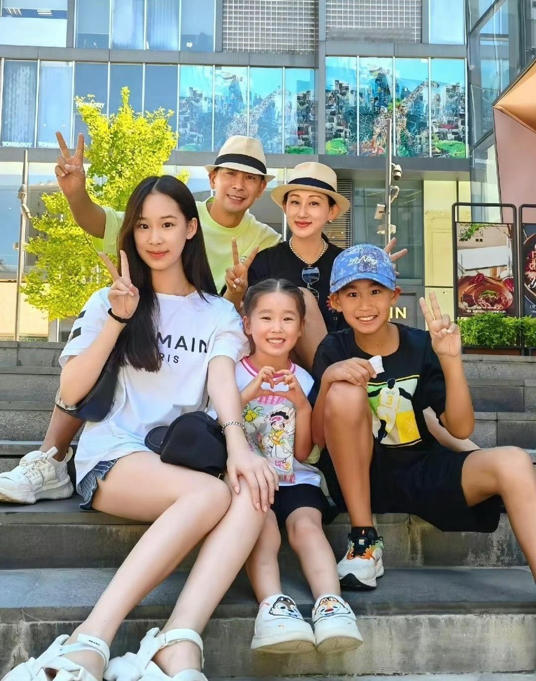 赵文卓女儿远看以为黄圣依真的很漂亮呀！没有像谁不像谁吧我觉得，气质很好呀～果然