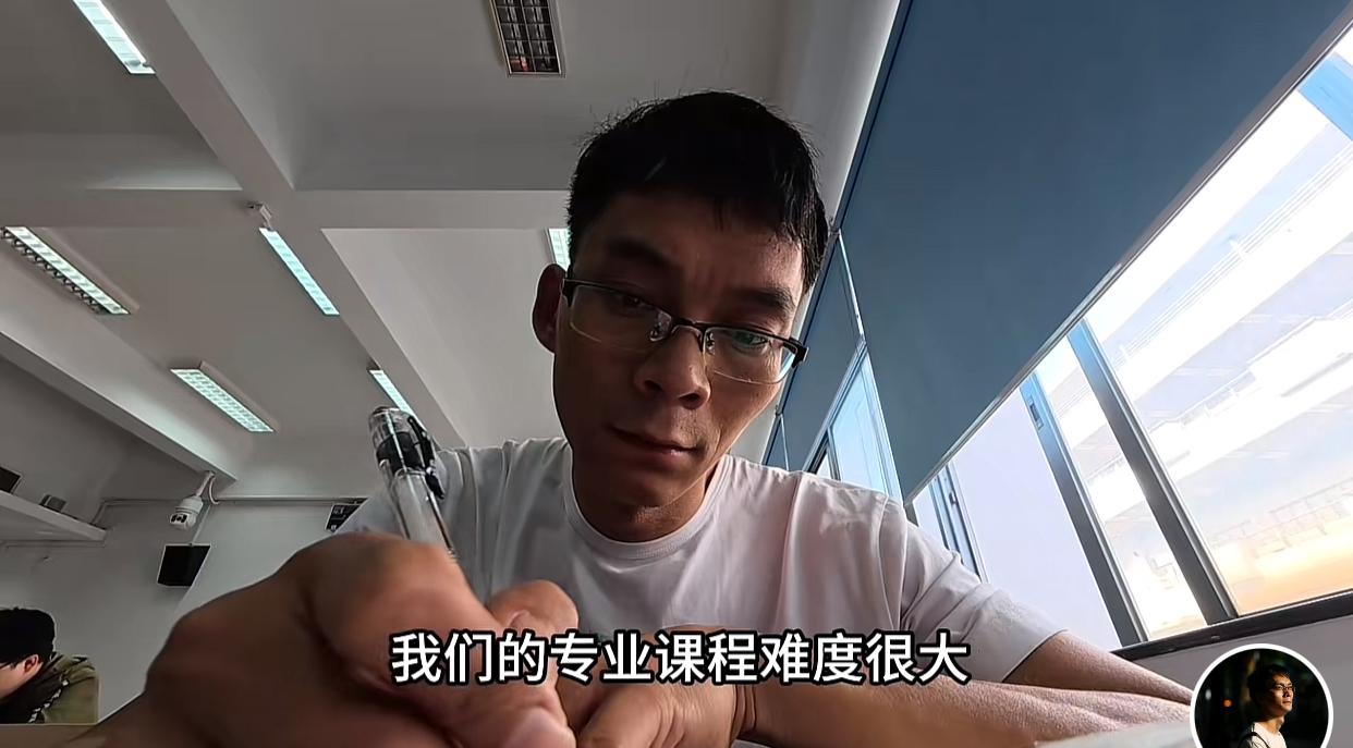 唐尚珺今日发视频说，又要准备期末考试了，大二的专业课程多，难度大。有网友担心唐尚