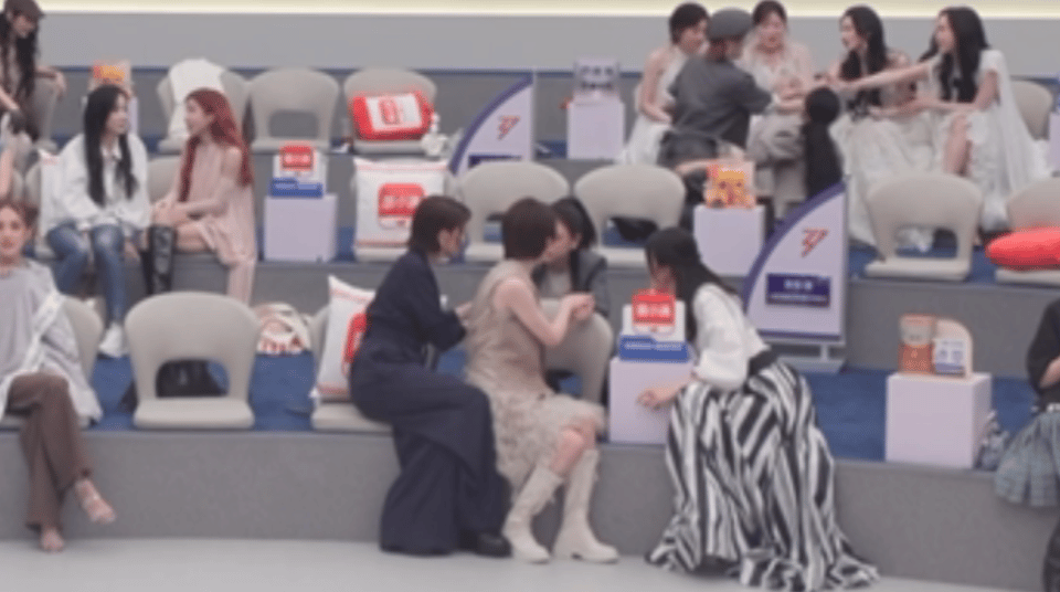 徐洁儿李心洁吃江语晨的瓜徐洁儿李心洁有什么是我们不能听的谁懂啊！浪姐直播里徐洁