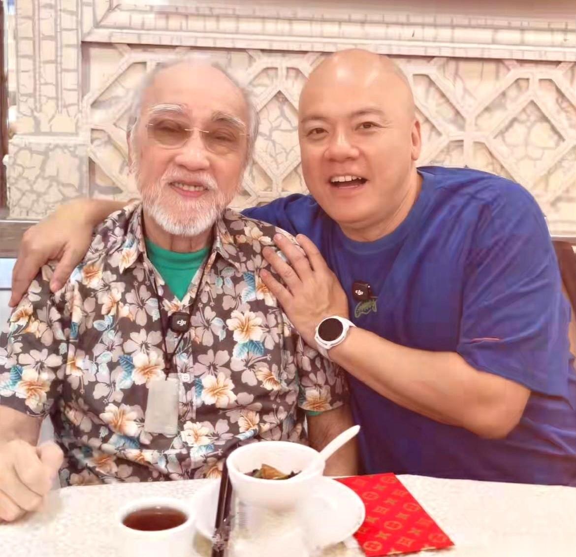 网上都在传卢俊宇去香港探望二伯卢海鹏的视频，有个细节看得人心里发酸。当时旁边有