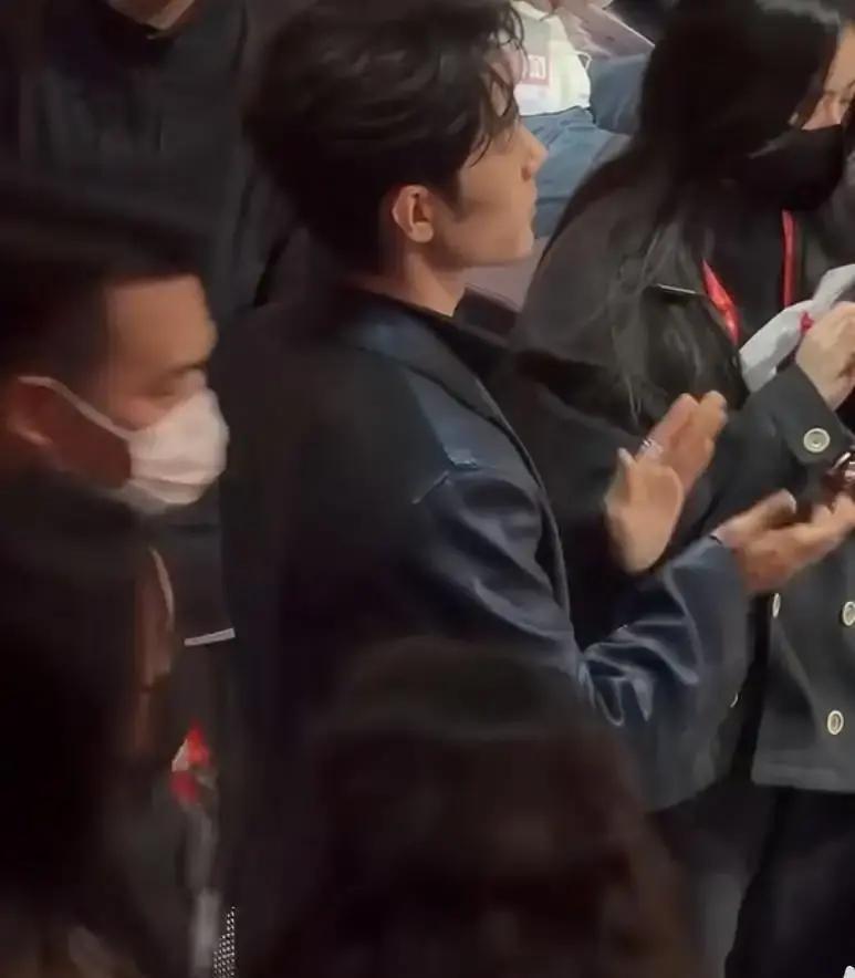 “她上台领奖，他却‘消失’了？”全网炸锅，微博之夜一场大戏，肖战杨紫直接把成年