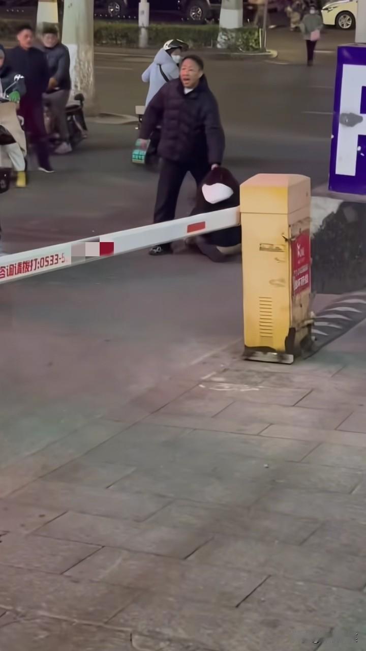 家里有个叛逆的小孩是真难管！山东淄博一女孩偷偷跑出去玩，被父亲找到，女孩躺在地上