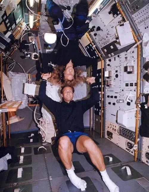 人类能在太空中交配、繁衍后代吗？1992年，美国奋进号航天飞机携带着一对夫妻飞向