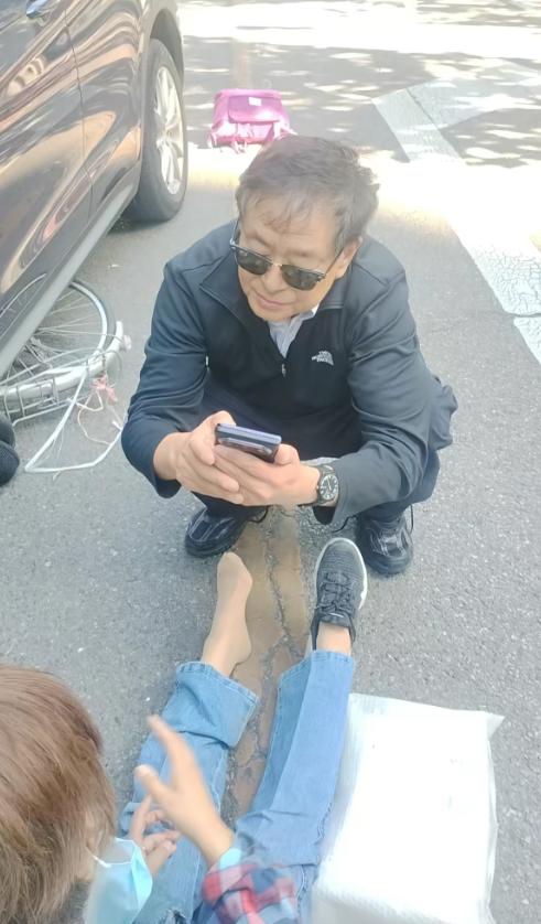 73岁的濮存昕在北京街头出车祸了，10月7号濮存昕开着车在北京一条普通马路上和一