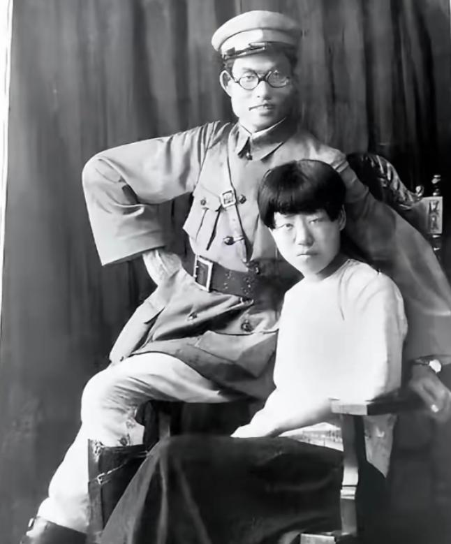 1940年，延安，朱仲芷主动跟丈夫萧劲光离了婚。那一年她已经是六个孩子的娃，和萧