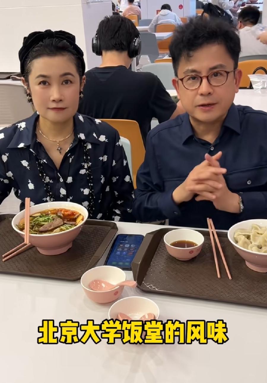 真没想到，张一山妥妥的人生赢家！自己又矮又其貌不扬，媳妇这么漂亮，长得有点像汪明