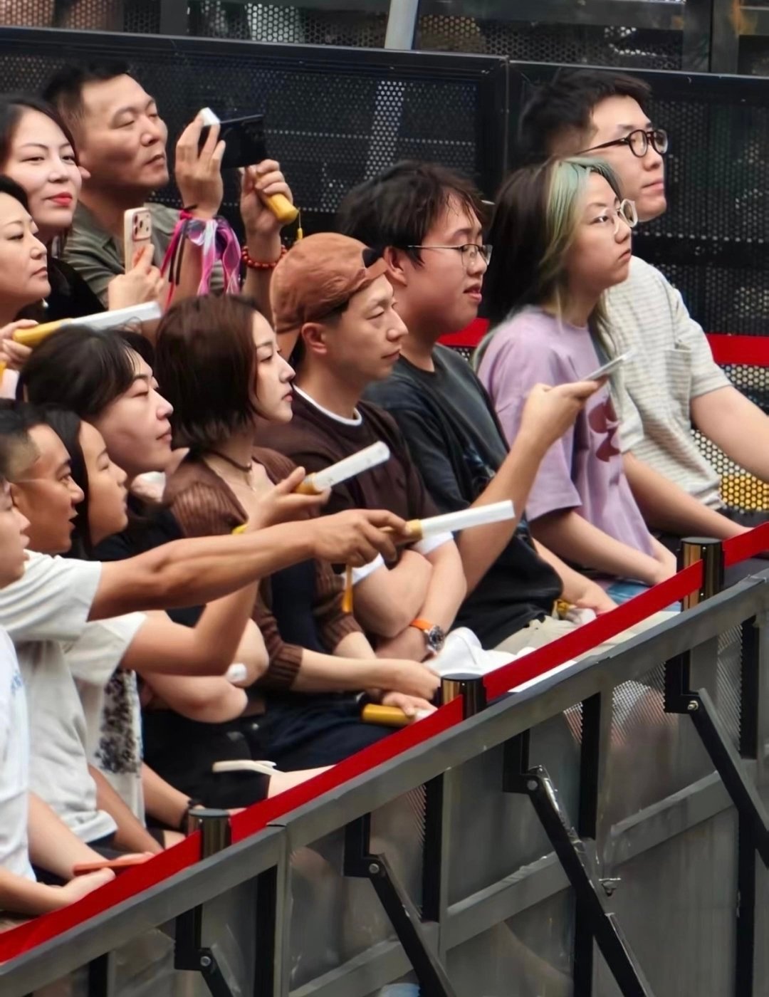 马龙夏露情侣装现身蔡依林演唱会日前，北京，马龙和妻子夏露就这么排排坐追星成功了！
