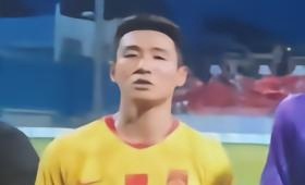 中国男足在友谊赛中以2-1战胜新加坡队。赛后，球员韦世豪提及球队在取得领先后选择