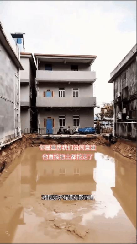 这邻居挺狠啊，主打一个你不让我建房，咱就谁也别痛快！建房需要邻居签字，这是个