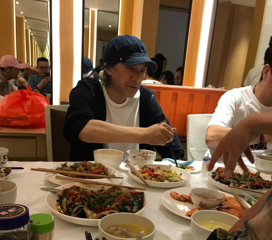 周星驰疯了。不用特效，不用替身，让上千个普通00后女孩真踢真打。他在河南嵩山