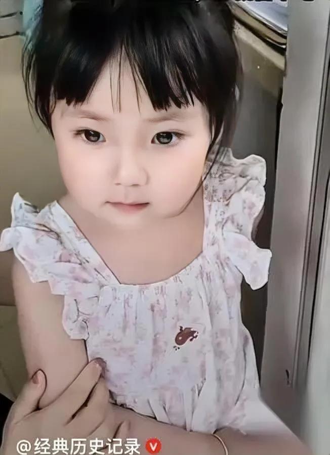 送娃上学竟走错门？这妈心多大？小姑娘却超淡定一位妈妈送女儿上幼儿园，愣是