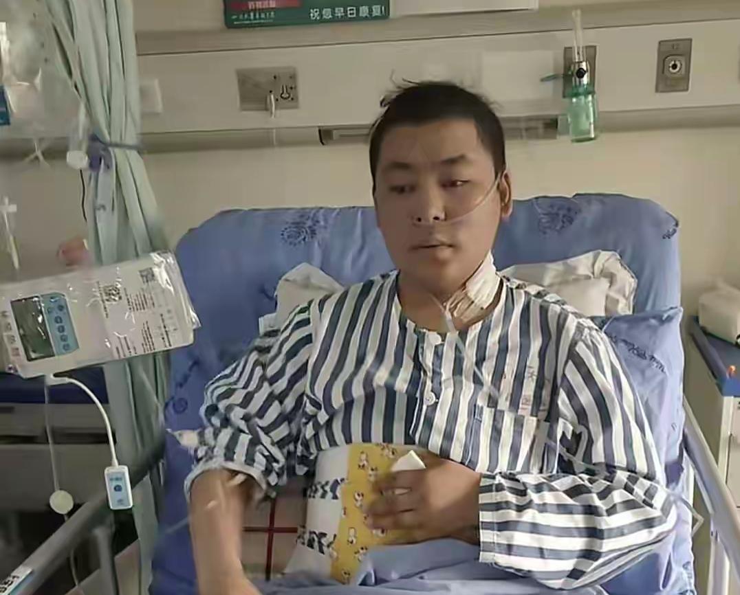 24岁，本应是考研成功、开启职场之路的美好年纪，甘肃大学生朱建成却在病床上紧握着