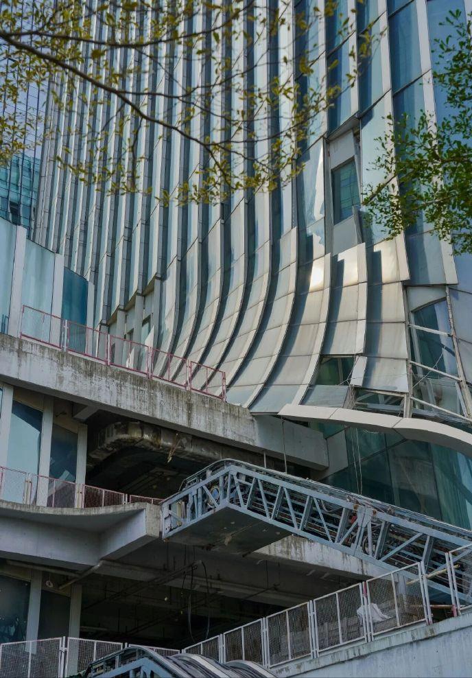 十年前，我去深圳第一次注意到这栋建筑，我出差的半个月，几乎每天都能看见。本地