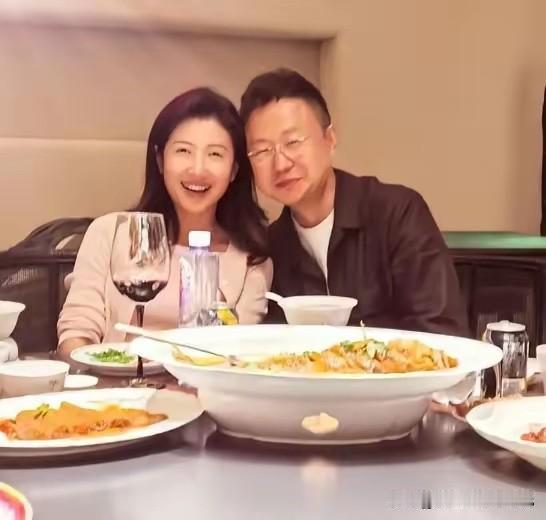 原来他们是一对明星夫妻，都是电视台的主持人，但一个是北京卫视的，一个是央视的，这