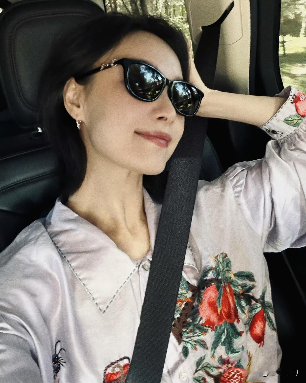 倪妮分享学驾照自拍，每天都打扮得好精致，衣服很中式，耳环很精美，连墨镜都不带重样