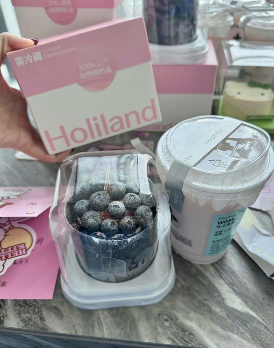 孟子义又请喝下午茶了，有蛋糕和奶茶，这个孟姐太好了