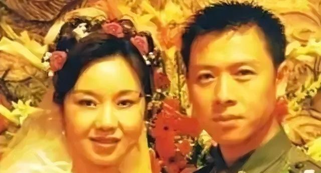 2004年，闫妮的丈夫邹伟提出离婚，闫妮不肯离，她觉得孩子还小，邹伟说：“20w