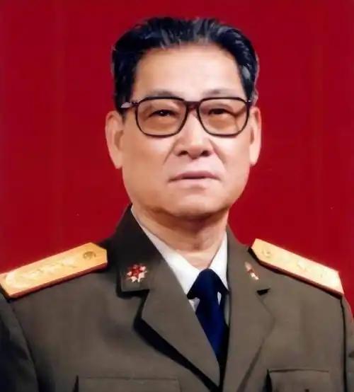 李九龙上将，曾任济南军区和成都军区司令员。80年代初，他担任师长期间，女儿李蒙军