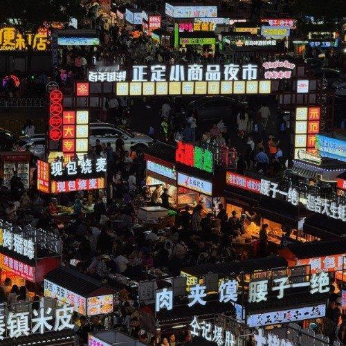 石家庄这波太顶了！近千摊位夜市燃爆烟火气，班味儿瞬间清零石家庄的夜市彻底火