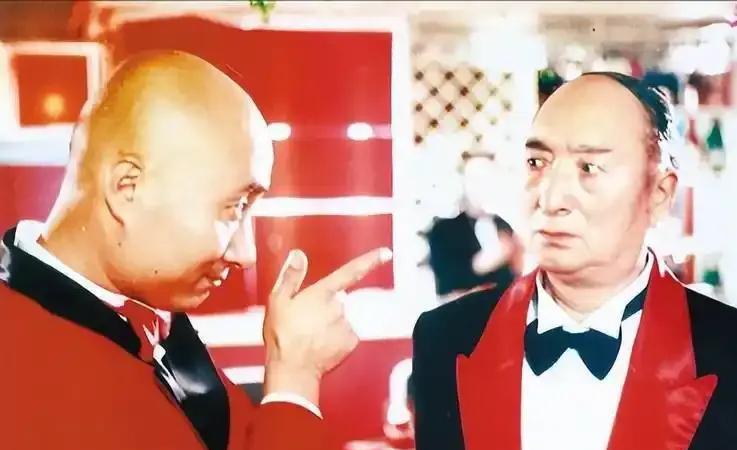 2012年陈强病危。94岁的他意识模糊，却紧握陈佩斯的手。陈佩斯说：“父亲最后用
