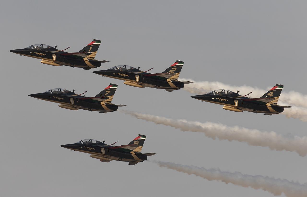 油霸的骑士表演队换装东大的L-15高教机后首次在航展公开表演，期待L-15在换发