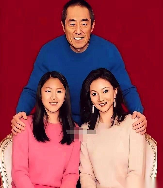 一张在网上流传开的张艺谋全家福合影，直接掀翻了这位“国师”在片场板着脸、不苟言笑